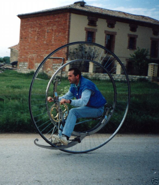 Illustration for article titled 1873 Monocycle Replica Is a Mechanical and Engineering Marvel
